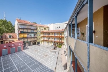 Madrid 'deki Lavapies mahallesinin tipik Corrala' sına sahip eski binalar.