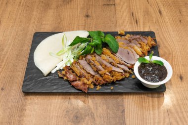 Mandalina krepli Pekin ördeği. İşin sırrı derisinin çıtır çıtır dokusunda. Fırında uzun bir rostoyla elde ediliyor..