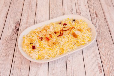 Pilau pilavı haşlanmış pirinçten çok daha ilginçtir. Kakule, kimyon, zerdeçal, tarçın ve defne yapraklarıyla tatlandırılmış baharatlı ya da baharatsız her türlü lezzetli yemeğe eşlik eder.