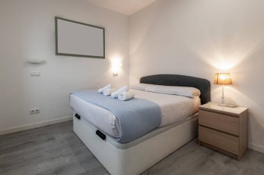 En büyük boy şalgam, kahverengi komodin, rulo havlu ve ahşap zemin.