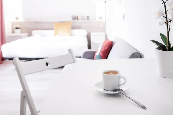 Café Solo Una Mesa Madera Blanca Silla Plegable —  Fotos de Stock