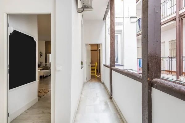 Lägenhet Dörr Och Typiska Madrid Corrala Korridor Med Träbjälkar — Stockfoto