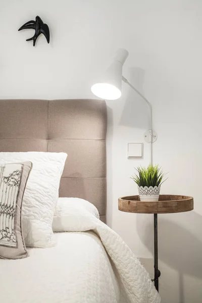 Cabecero Tapizado Tela Dormitorio Con Lámpara Blanca Mesita Noche Circular —  Fotos de Stock