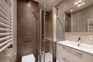 Modern banyo beyaz reçine lavabo, dikdörtgen ayna ve kare duş perdesi