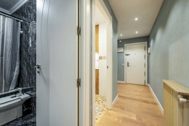 Banyo ve mutfağa açılan kapısı olan yenilenmiş evin koridoru.