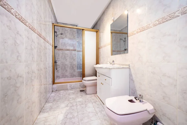 Toaleta Różowymi Toaletami Porcelanowymi Prysznic Złotym Ekranem Umywalka Białym Marmurowym — Zdjęcie stockowe