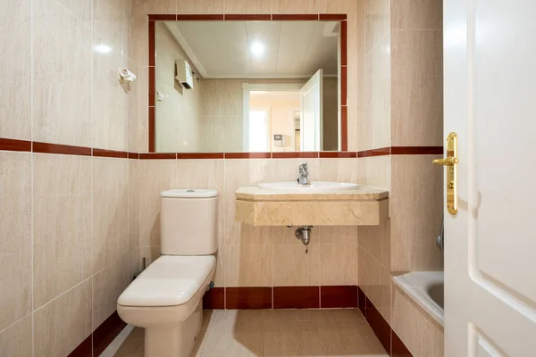 Toaleta Porcelanowym Naczyniem Sanitarnym Kremowym Ściany Kafelkowe Imitacją Płytek Marmurowych — Zdjęcie stockowe