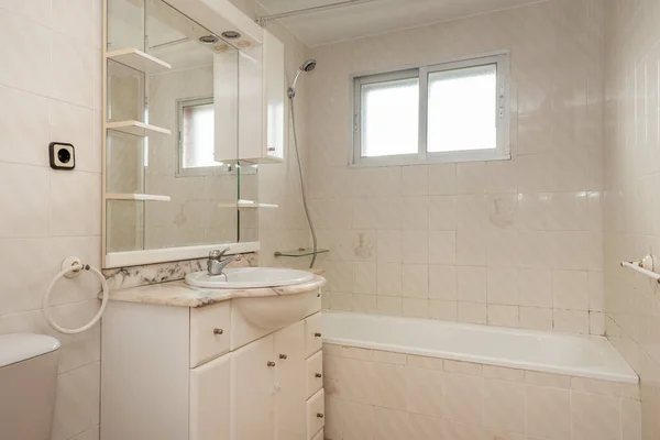 Konwencjonalna Toaleta Wyłożona Bielą Śmietaną Marmurowym Blatem Białą Szafką Lustrem — Zdjęcie stockowe