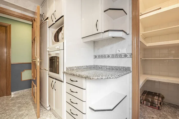Keuken Met Granieten Aanrecht Imitatie Marmeren Keramische Vloeren Grote Houten — Stockfoto