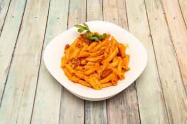 Sucuklu makarna, zaruret yemeğinden doğan yemekler kadar toleranslıdır. 20. yüzyılda kuş üzümü midelerini doldurmak için doğdular.