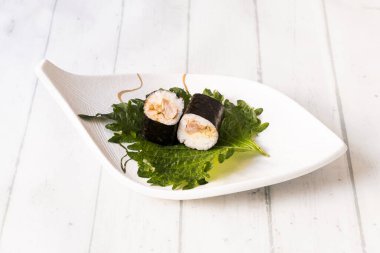 Teriyaki soslu haşlanmış ton balıklı maki Norveç yosununda Shiso yaprağına sarılmış.