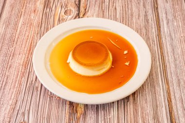 Panna cotta, İtalyan Piedmont bölgesinin tipik bir tatlısıdır. Süt kreması, şeker ve jölelerden yapılır.
