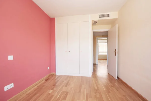 Zimmer Mit Weißem Einbauschrank Mit Drei Körpern Pastellroter Wand Und — Stockfoto