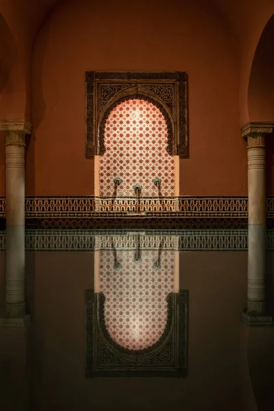Fontaine Trois Bouches Réflexion Dans Eau Bain Avec Colonnes Marbre — Photo