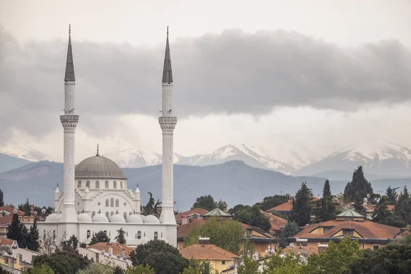 Mezquita Con Dos Minaretes Blancos Zona Asiática Estambul Turquía — Foto de Stock