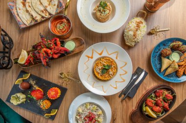 Hint yemekleri ve tikka masala, köri, nam, pilau pilav, samosa ile aperatifler.