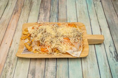 Kırık ya da yumurtalı sarımsaklı yılan balığı için harika bir tarif. Lezzetli ve kolay bir başlangıç. Kısa sürede ve sadece 3 malzemeyle hazırlandı. Mükemmel bir kombinasyon..