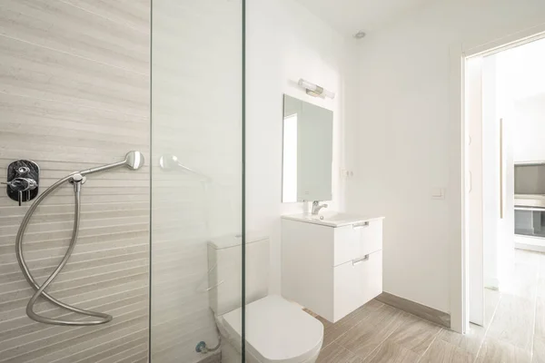 Con Doccia Lavabo Bianco Specchio Rettangolare Appartamento Affitto Breve Termine — Foto Stock