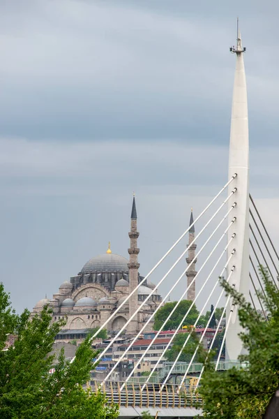 Poste Que Soporta Puente Colgante Mezquita Fondo Ciudad Estambul Turquía — Foto de Stock