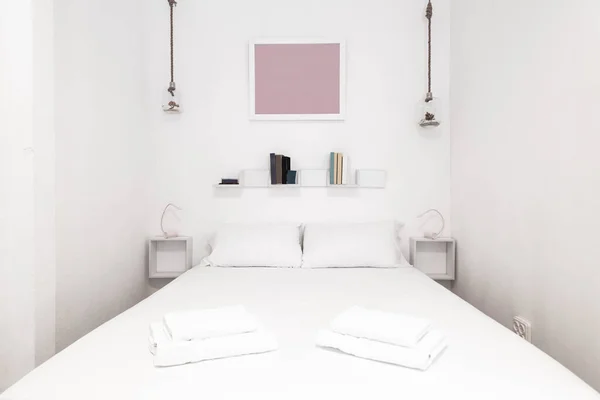 Мбаппе Двуспальной Кроватью Белыми Подушками Подушками Подходящими Игрушками — стоковое фото