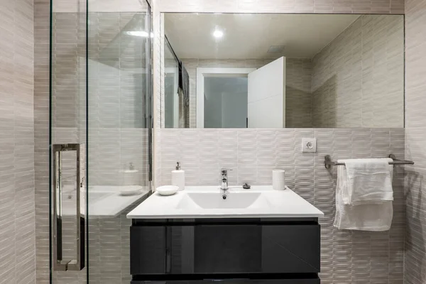 Toaleta Połyskiem Czarny Lakierowany Drewniany Szafka Białą Żywicą Umywalka Bezramowe — Zdjęcie stockowe