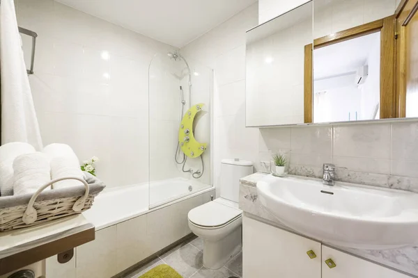 Łazienka Białymi Meblami Białe Toalety Porcelanowe Prysznic Przegrodą Szklaną Ręczniki — Zdjęcie stockowe