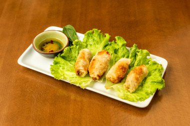 nem, Vietnam mutfağında yaygın bir yemektir ve genellikle büyük bir Vietnam diasporasının olduğu Avrupa ve Kuzey Amerika 'da aperatif olarak sunulmaktadır. Çoğunlukla kıyma ve kıymadan oluşuyor.