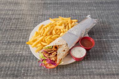 Durum, bağışçıyı Türk mutfağında yaygın olarak kullanılan düz ekmeğin içinde sunmanın bir yoludur. Hazırlık için iki tür düz ekmek kullanılabilir: yufka ve lavaş.