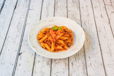 Rosto harika ama bir tabak nefis makarna ve Bolonez sosu da çok lezzetli. Sarımsak, soğan ve fesleğen doğrayın, domates ezin.