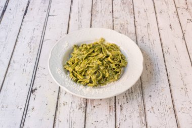 % 100 ev yapımı pesto sosu ve özel bir durum için kaliteli tagliatelle ile nefis bir tarif. Kolay ve lezzetli.