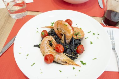 İtalyan mutfağının spesiyali, özellikle Venedik 'ten, büyük bir popülerlik kazanmış, belki de hazırlandığı makarnanın siyah renginin şaşırtıcı olmasındandır.