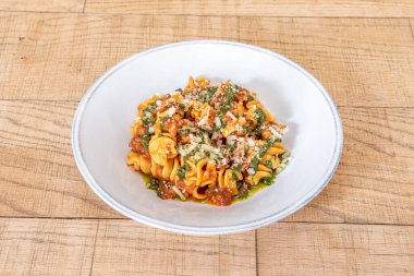 Riccioli, vişneli domates ve mozzarella. Kanalizasyon makarna pişirdi ve sosa ekledi. İyice karıştır. Fesleğeni ekle.