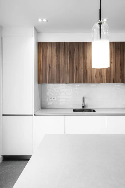 白い線とアパートのキッチンは 光の根の木と1つのシンクと組み合わせる — ストック写真