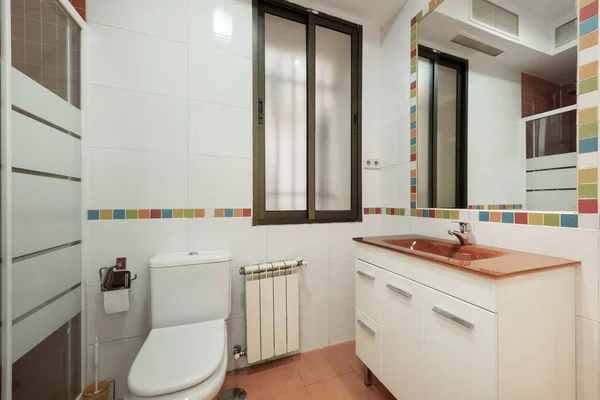 Renkli Tuvalet Cam Bölmeli Beyaz Duş Beyaz Dolap Kırmızı Cam — Stok fotoğraf
