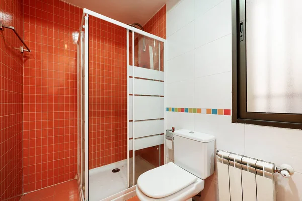 Toaleta Wyłożona Czerwonymi Płytkami Kolorowy Obramowanie Biały Prysznic Przegrodą Szklaną — Zdjęcie stockowe