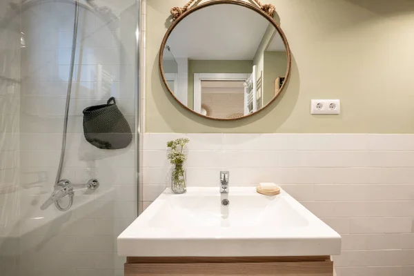 Fürdőszoba Nagy Mosogató Egy Darab Fehér Cserépáru Egy Aranyos Kerek — Stock Fotó