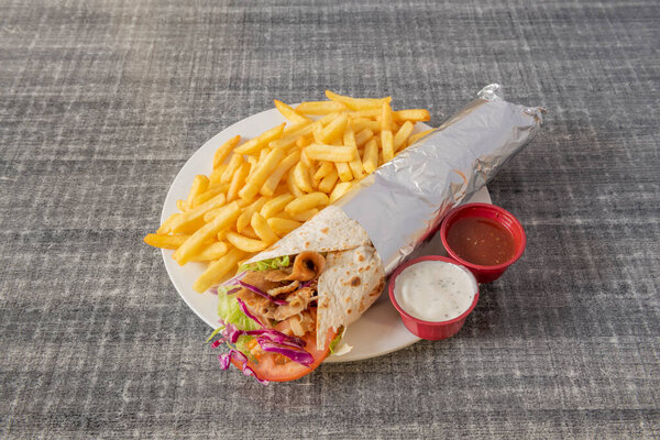 A durum is a way of presenting the doner rolled up in a flatbread, widely used in Turkish cuisine. Two types of flatbread can be used for its preparation: yufka and lavash