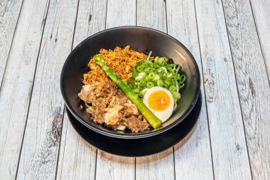 Tayvan labirenti, Nagoya, Aichi ilinden gelen ve şu anda Nagoya lezzeti olarak kabul edilen kuru erişte yemeğidir. Yemek Menya Hanabi ramen zinciri tarafından icat edildi.