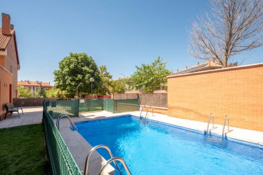 Güneşli bir yaz gününde temiz suyla havuz