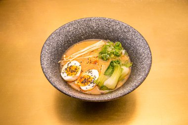 Evde Japon yemeği, udon, shiitake mantarlı ramen, yumurta, ıspanak ve karides.