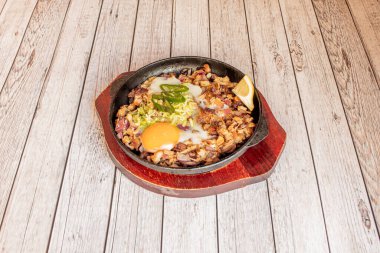 Sisig, Pampanga kökenli bir Filipinli gıdadır. Domuz kafası ve karaciğerle yapılır ve düzenli olarak acı biber ve takviyelerle servis edilir. Sisig, Lucia Cunanan tarafından icat edildi.