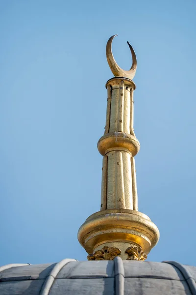 Figure Métallique Dorée Sommet Une Coupole Une Mosquée Turque — Photo