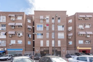 Kahverengi tuğladan yapılmış apartman binaları.