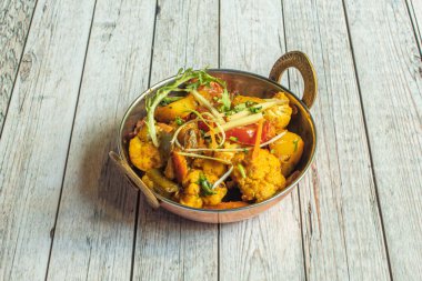 Karışık sebze yemeği için sebzeler... Normalde bu yemeği yapmak için patates, bezelye, havuç, biber ve fasulye olurdu..