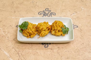 Soğan bhaji bir çeşit soğan ve kızarmış patatesten oluşur. Hindistan 'da sayısız tarifler var.