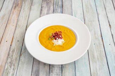 Salmorejo sarımsak, zeytinyağı, tuz ve domates gibi belli miktarda ekmek kırıntısını ezerek yapılır..