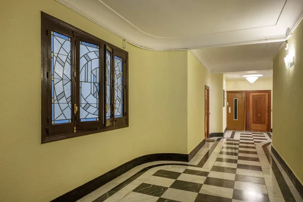 Hall Entrada Antiguo Edificio Residencial Cuadros Pisos Mármol Ascensor Ventana — Foto de Stock