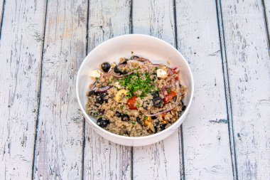 Quinoa, Amaranthaceae familyasına ait bir şifalı bitkidir. Teknik olarak bir tohum, ama tam bir tohum olarak sınıflandırılır..