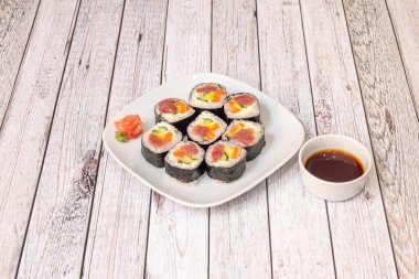 Bu nedenle Maki suşisi pirinçle doldurulmuş bir rulo yosun ve balık, kabuklu deniz hayvanı gibi farklı malzemelerden oluşur.