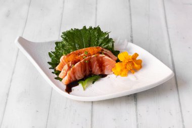 Tataki genel olarak bir parça et veya balık pişirmek için kullanılan bir tekniktir. İçini çiğ bırakarak bir et ya da balığın dışını pişirmeyi içeriyor. Payımızı kesme şeklimiz önemli.